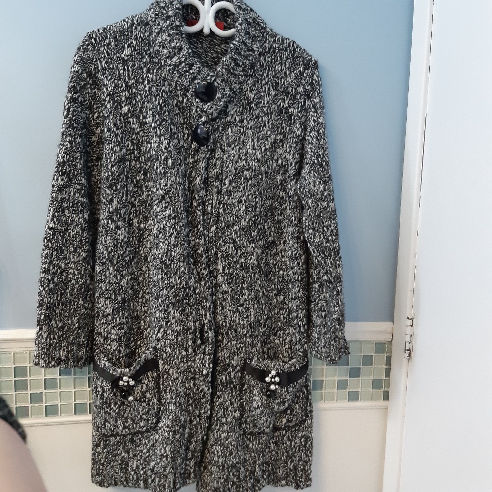 Long black and white knited vest
